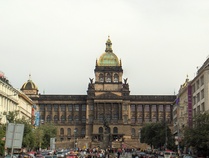 Prahan kansallismuseo perustettiin 1818 paikallisen luonnonhistorian museoksi. Tämä "Tšekin kansallisen heräämisen arkkitehtuurinen symboli" valmistui 1890 uusrenessanssityyliin. Museo sijaitsee Václavin aukion yläpäässä ja se on yli 70 metriä korkea. Rakennuksen eteishalli, julkisivu ja ramppi ovat koristellut kuuluisien taiteilijoiden veistoksilla. Sisällä on lukuisia historiallisia maalauksia mm. František Ženíšekiltä, Václav Brožikilta ja Vojtich Hynaisilta. Museossa on vaihtuvia näyttelyitä sekä pysyviä kokoelmia, jotka on omistettu arkeologialle, antropologialle, mineralogialle, luonnontieteelle sekä numismatiall