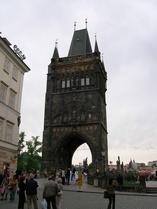 Kaarlen silta on yksi maailman kauneimmista silloista ja Prahan silloista vanhin. Se on noin 10 metriä leveä ja 516 metriä pitkä. Siltaa kannattelee 16 holvikaarta. Sillan molemmissa päissä on tornit, yksi Vanhankaupungin puolella ja kaksi Malá Stranan puolella. Siltaa koristaa kolmekymmentä 1700-luvun alkupuolen barokkipatsasta ja patsasryhmää, jotka esittävät pyhimyksiä, historiallisia ja raamatullisia henkilöitä. Kaarlen silta on erilaisten katutaiteilijoiden, kuten taidemaalareiden, muusikoiden, tanssijoiden ja miimikkojen suosiossa. He ovat jopa perustaneet Kaarlen sillan taitelijayhdistyksen