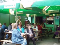 Staropramenin vieressä olevalla terassilla odotimme panimokierokselle pääsyä.