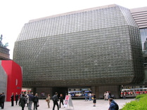 Laterna Magica. Kansallisteatterin Uuden Näyttämön rakensi arkkitehti Karel Prager 1970-luvulla. Se rakennettiin kuubalaisista marmorilaatoista ja lasista. Siellä sijaitsee Laterna Magica, yksi Prahan parhaiten tunnetuista teattereista.