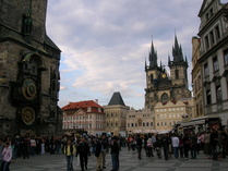 Tynin kirkko. Prahan historiallinen vanhakaupunki (Staré město) kuuluu Unescon maailmanperintöluetteloon. Vanhankaupungin aukiota (Staroměstské náměsti) ympäröivät Týnin kirkko, Pyhän Nikolauksen kirkko, Golz-Kinskýn palatsi ja Vanhankaupungin raatihuone, jonka tähtitieteellistä kelloa (Orloj) turistit kerääntyvät katsomaan tasatunnein