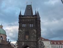 Vanhankaupungin siltatorni	– goottilaisen arkkitehtuurin helmi, joka on rakennettu 1300-luvun lopulla. 18 metrin korkeudessa sijaitsee tasanne, jolta vierailija voi nauttia ainutlaatuisesta näkymästä Kaarlen sillalle, Vanhaankaupunkiin ja Prahan linnalle.