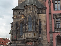 Raatihuoneen astronominen kellon talo sivusta	