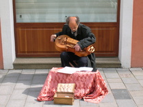 Soittaja vanhassa kaupungissa