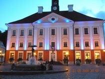 Raekoja plats on Tarton keskusaukio ja sen elämän keskipiste ympäri vuoden. Sen alueella pääsee hyvin sisään kaupungin ainutlaatuiseen henkeen.