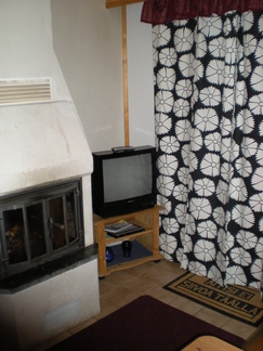 Uudistettu alakerran takkahuone