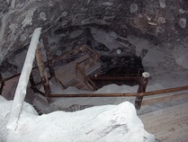 Suolakauvoksessa alas vievät portaat