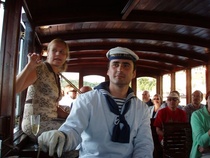 Jokiristeilyllä. Vltavajoella on kautta aikojen ollut merkittävä asema Prahan historiassa. Ensimmäiset asutukset ovat yleensä syntyneet kaupunkien jokilaaksoihin ja myös Prahassa joki on vaikuttanut olennaisesti sen kehitykseen, asutukseen ja arkkitehtuuriin. Teimme noin tunnin mittaisen jokiristeilyn jossa tutustuimme Prahaan hieman toisesta näkökulmasta. Kuohuviinilasillisen äärellä saimme nauttia valokuvauksellisista ja vaikuttavista maisemista. Kaarlen silta, rannan upeat rakennukset ja taustalla kohoava Prahan linna esittäytyvät joelta käsin parhaimmillaan. Risteilyn jälkeen siirryimme viettämään iltaa Kaarlen sillan kupeessa sijaitsevaan ravintolaan. Illan aikana nautimme maistuvan illallisen ruokajuomineen.