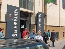 Kävimme tutustumassa Staropramenin olutpanimoon, jossa olutta tehdään yli 130 vuoden kokemuksella. Olut on Tšekkien kansallisjuoma ja he pitävätkin hallussaan maailman ykköstilaa tämän jalon juoman kulutuksessa. Tehdaskierroksen aikana tutustuimme oluen historiaan sekä oluenvalmistuksen eri tuotantovaiheisiin. Ja tietysti saimme myös maistaaksemme itse valmista tuotetta.