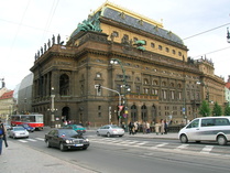 Kansallisteatteri. Uusrenessanssityylinen Prahan Kansallisteatteri, Národní divadlo on aina ollut tärkeä Tšekin kulttuurillisen heräämisen symboli. Teatteri avattiin 1881, jolloin siellä esitettiin Bedrich Smetanan ooppera "Libuše". Arkkitehti Josef Zitekin suunnittelema teatteri paloi kaksi kuukautta myöhemmin, mutta rakennettiin uudelleen ja kunnostettiin kahden vuoden sisällä. Näyttämön verho on Vojtich Hynaisin käsialaa ja kattomaalaukset František Ženíšekin tekemiä. Nykyään teatterissa esitetään balettia ja oopperaa, kuten myös draamaa.