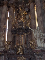 St Nicholas kirkko. Pyhän Nikolauksen jesuiittakirkko valmistui 1700-luvun puolivälissä. Kirkko on sisältä arkkitehtonisesti erittäin monipuolinen, mikä perustuu tilaa jakavien elementtien käyttöön. Kirkko on sisustettu barokkityyliin. Erityistä mielenkiintoa herättää Pyhän Nikolauksen kirkon torni.
