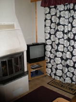 Uudistettu alakerran takkahuone