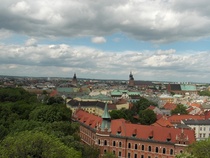 Krakova (puol. Kraków, saks. Krakau) on Puolan entinen pääkaupunki (vuoteen 1596 asti). Sitä kutsutaan edelleen virallisesti nimityksellä 