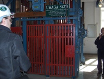 Hissillä alas suolakaivokseen